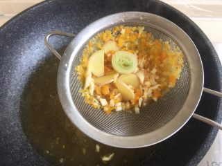 12、酸汤肥牛,捞出碎末扔掉