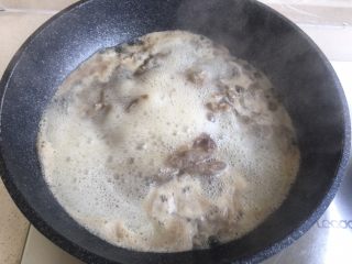 14、酸汤肥牛,煮开