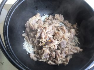 18、酸汤肥牛,先把肥牛捞出