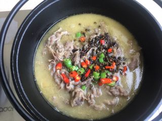 23、酸汤肥牛,然后连油在香料一起倒入容器内