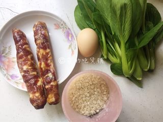 1、腊肠煲仔饭,食材。