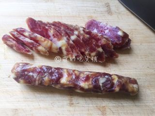 7、腊肠煲仔饭,腊肠斜刀切片。