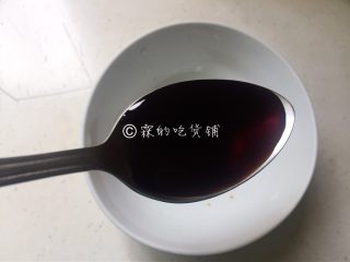 8、腊肠煲仔饭,接着调一个拌饭汁，一勺生抽。