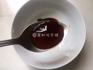 9、腊肠煲仔饭,1/2勺的蚝油。