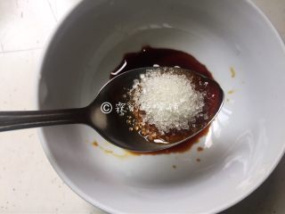 10、腊肠煲仔饭,1/2勺白糖。