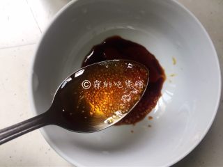 11、腊肠煲仔饭,再加1勺香油和2勺凉白开。