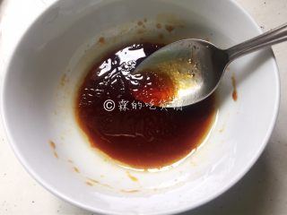 12、腊肠煲仔饭,充分的搅匀后尝尝味道，根据自己的口味，如果觉得哪里有不够的可以适时添加。