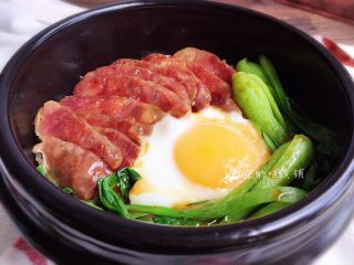 15、腊肠煲仔饭,最后淋上拌饭汁，拌匀，就可以享用了。