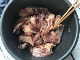 5、南瓜排骨煲,加入所有材料的一半量拌匀腌制一小时以上。