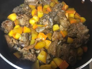 10、南瓜排骨煲,差不过10分钟后翻拌里面的南瓜和排骨，确保每一面都吸收到汤汁。