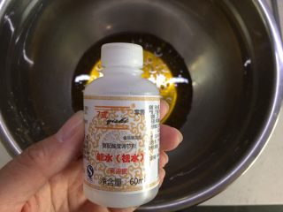 2、自制奶黄馅广式小月饼,加入枧水5g