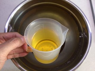 3、自制奶黄馅广式小月饼,加入花生油62g,用玉米油也是可以的,但是做出来没有花生油香