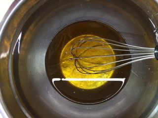 4、自制奶黄馅广式小月饼,用蛋抽缓慢搅拌,直至乳化均匀