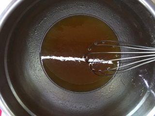 5、自制奶黄馅广式小月饼,乳化完全后,会比较浑浊,颜色变深