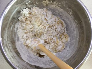 9、自制奶黄馅广式小月饼,从下往上翻拌