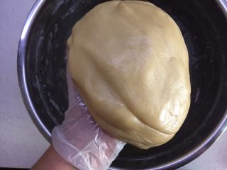11、自制奶黄馅广式小月饼,最后的状态是这个样子滴,我做得比较多,这个图是做50个小月饼的,大家按方子的量来称量食材就可以了,方子的量大概可以做20块50g的小月饼