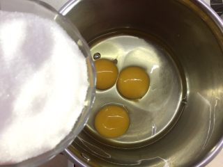 14、自制奶黄馅广式小月饼,一次性加入细砂糖120g