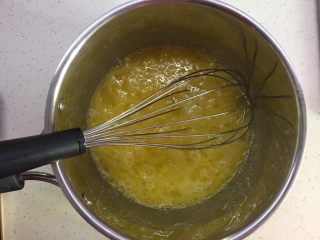 16、自制奶黄馅广式小月饼,不断搅拌,直至搅拌均匀