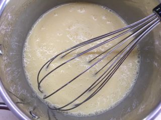 20、自制奶黄馅广式小月饼,用蛋抽搅拌均匀