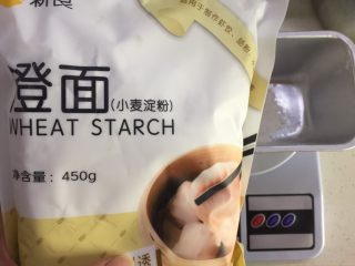 22、自制奶黄馅广式小月饼,称量好澄面(小麦淀粉)50g