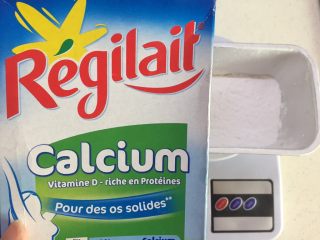 23、自制奶黄馅广式小月饼,奶粉40g,我用的是法国进口的奶粉,是颗粒状不是粉状的,过筛时碾压即可