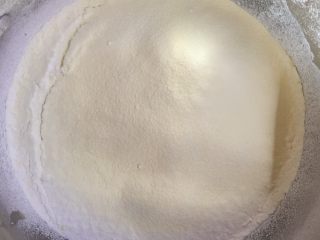 25、自制奶黄馅广式小月饼,一次性加入即可