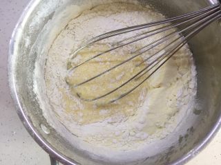 26、自制奶黄馅广式小月饼,用蛋抽Z字形轻轻搅拌,不要画圈
