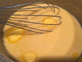 29、自制奶黄馅广式小月饼,慢慢小火加热,不停搅拌,一定要快速搅