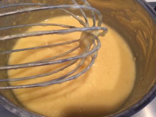 30、自制奶黄馅广式小月饼,搅拌一会以后,会发现蛋抽底部有面团,此时离火