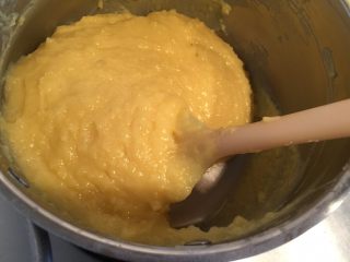 32、自制奶黄馅广式小月饼,再重新放到火上加热,用刮刀不断翻拌,如果怕火温控制不好,可以用隔水加热的方式,但也要快速不断搅拌