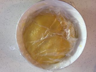 34、自制奶黄馅广式小月饼,盖保鲜膜放凉,最好放冰箱里冷藏一小时以上再使用,冷藏后的奶黄馅更好包哦