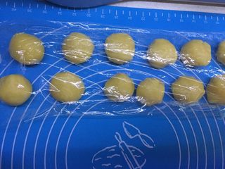 35、自制奶黄馅广式小月饼,奶黄馅分成30g一个,方子量大概能分20个左右,奶黄馅盖保鲜膜备用