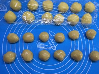 36、自制奶黄馅广式小月饼,面团分成20g一个,揉圆。准备工作完毕,开始准备包月饼