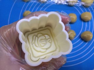 37、自制奶黄馅广式小月饼,用50g模具,模具里面扑一点淀粉
