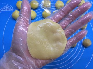 38、自制奶黄馅广式小月饼,取一个面团,用右手手掌压扁