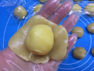 39、自制奶黄馅广式小月饼,取一枚奶黄馅放至中央