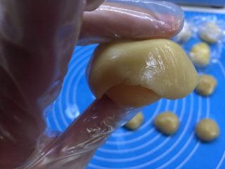40、自制奶黄馅广式小月饼,倒扣过来轻压,使面皮与奶黄馅更好的贴合