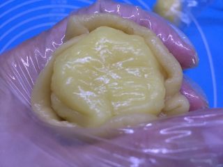 41、自制奶黄馅广式小月饼,用右手虎口位置慢慢往上收口