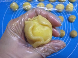 42、自制奶黄馅广式小月饼,因为面皮比例较大,所以收口很容易,慢慢往上挤压即可
