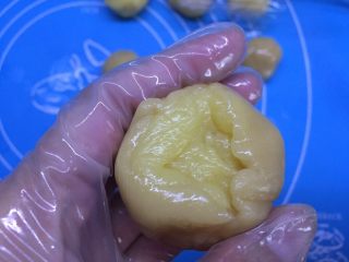 43、自制奶黄馅广式小月饼,这是即将收好的样子