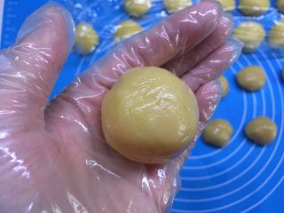 44、自制奶黄馅广式小月饼,最后封好口,揉圆