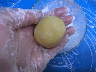 45、自制奶黄馅广式小月饼,沾少许淀粉