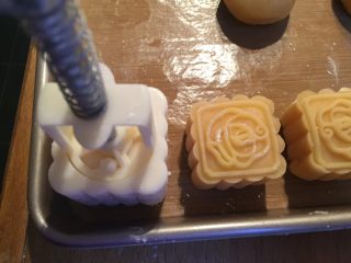 47、自制奶黄馅广式小月饼,模具放到烤盘内,压三下,轻轻推出,脱模即可