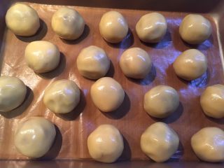 48、自制奶黄馅广式小月饼,也可以像这样,全部包好以后,再沾淀粉压成型,压之前预热烤箱,上火230度,下火180度