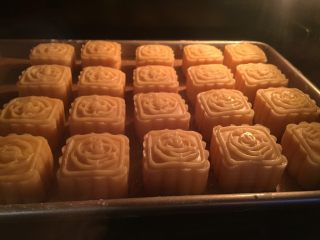 50、自制奶黄馅广式小月饼,上火230度,下火180度,放入烤箱烤7分钟
