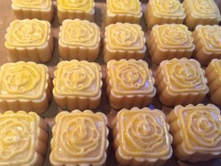 52、自制奶黄馅广式小月饼,全部刷好以后,继续放烤箱烤约10分钟