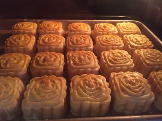 53、自制奶黄馅广式小月饼,还是上火230度,下火180度,烤大概10分钟,随时观察