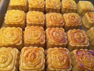 54、自制奶黄馅广式小月饼,烤制表面金黄,上色后即可出炉