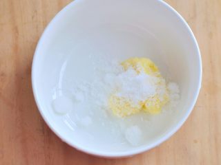 1、无花果焦糖派,黄油软化后，加入糖。