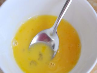 2、无花果焦糖派,鸡蛋打散。